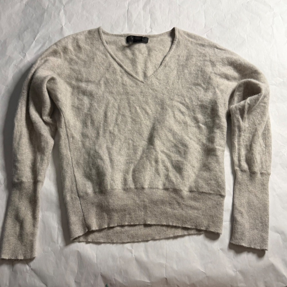 Tahari 100% 2-Ply Cashmere V Neck Sweater Light Beige Womens M‎ Old Money Cozy